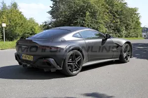 Aston Martin Vantage RS - Foto spia 24-8-2021 - 12