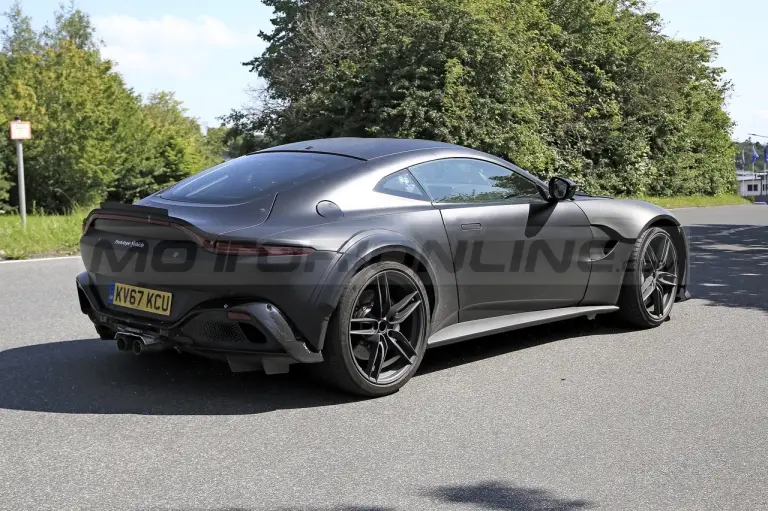 Aston Martin Vantage RS - Foto spia 24-8-2021 - 12
