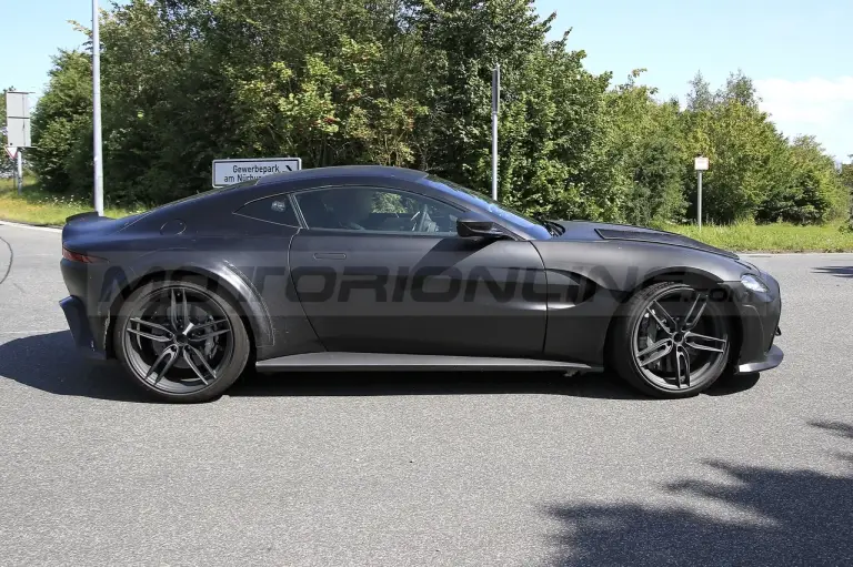 Aston Martin Vantage RS - Foto spia 24-8-2021 - 14