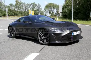 Aston Martin Vantage RS - Foto spia 24-8-2021 - 15