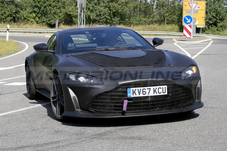 Aston Martin Vantage RS - Foto spia 24-8-2021 - 16