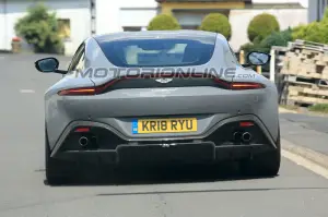 Aston Martin Vantage S foto spia 24 luglio 2018 - 1