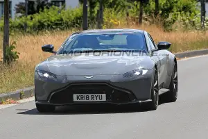 Aston Martin Vantage S foto spia 24 luglio 2018