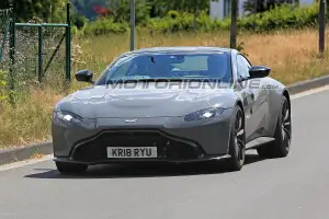 Aston Martin Vantage S foto spia 24 luglio 2018