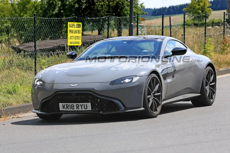 Aston Martin Vantage S foto spia 24 luglio 2018 - 4