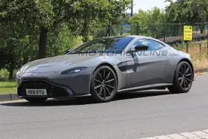 Aston Martin Vantage S foto spia 24 luglio 2018 - 5