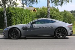 Aston Martin Vantage S foto spia 24 luglio 2018