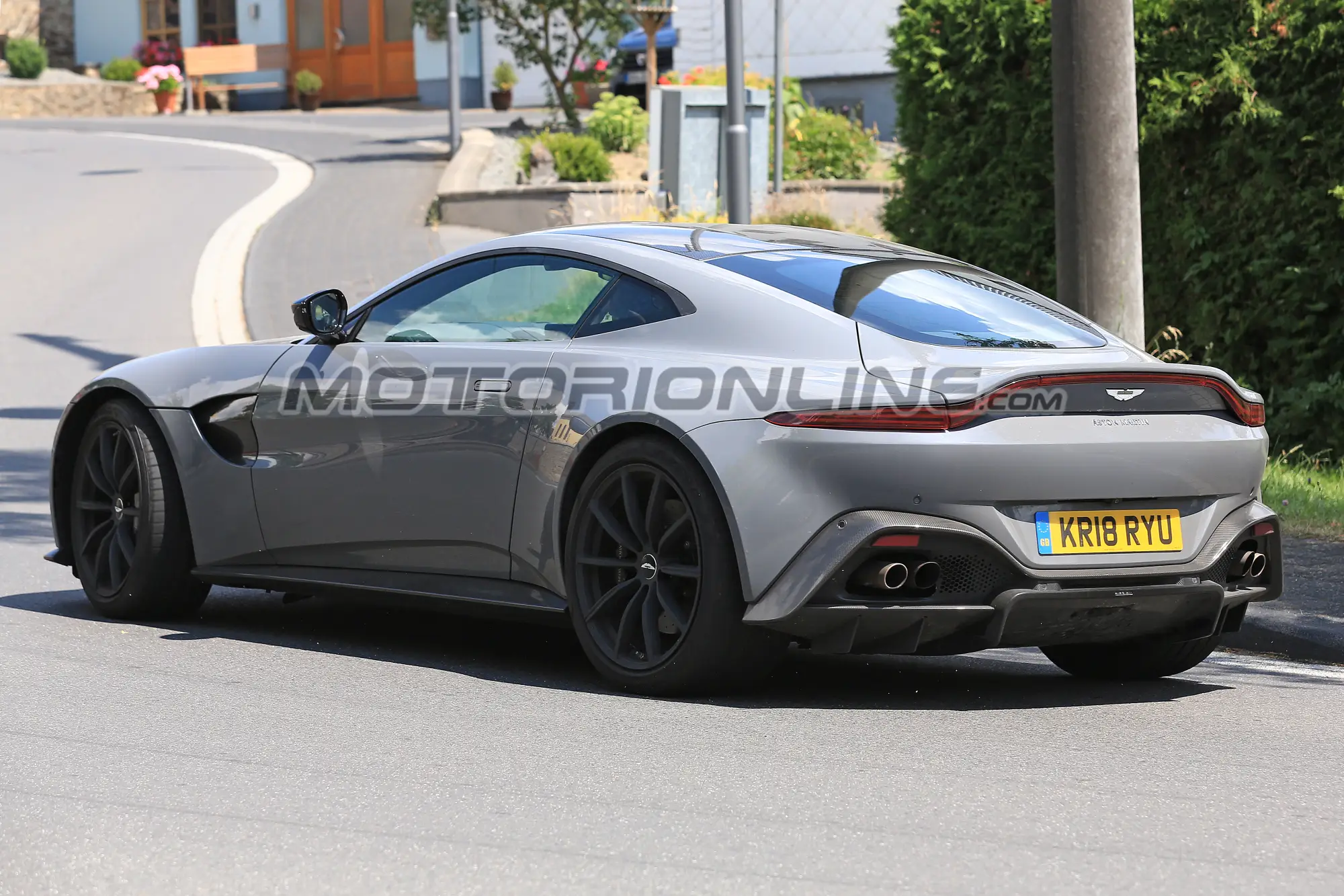 Aston Martin Vantage S foto spia 24 luglio 2018 - 7