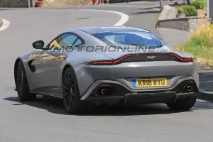 Aston Martin Vantage S foto spia 24 luglio 2018