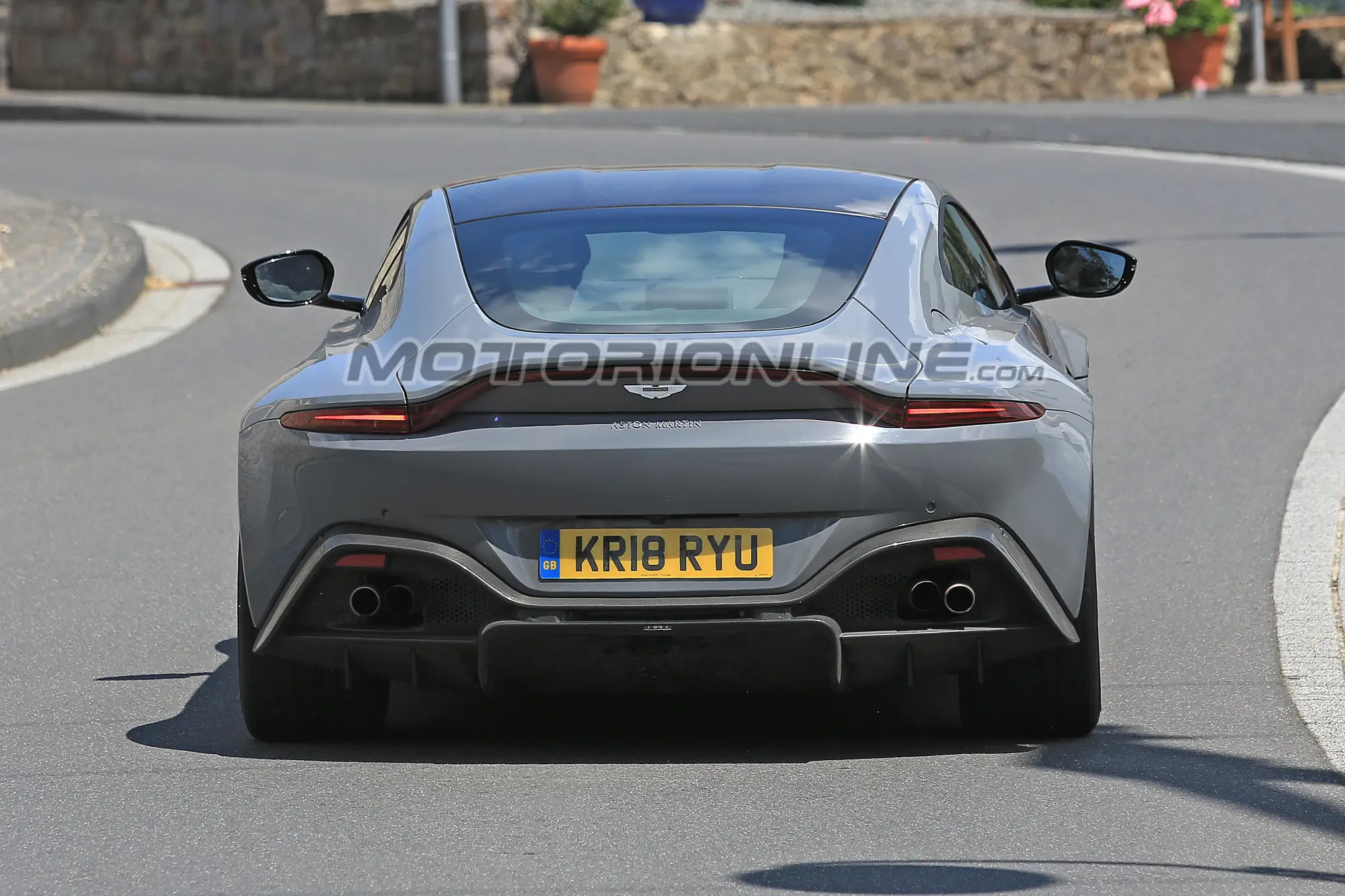 Aston Martin Vantage S foto spia 24 luglio 2018 - 9