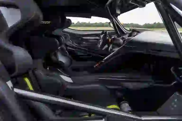 Aston Martin Vulcan AMR Pro - 12