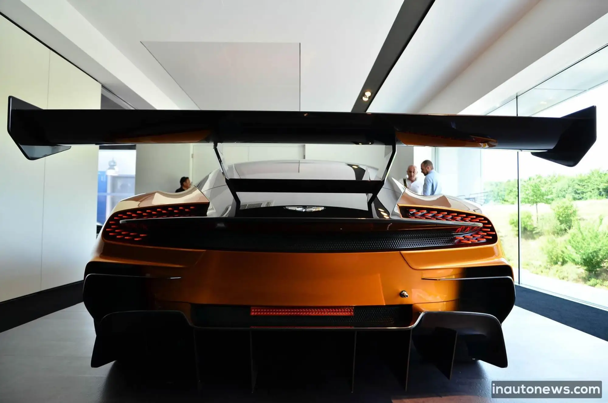 Aston Martin Vulcan arancione brillante - 4