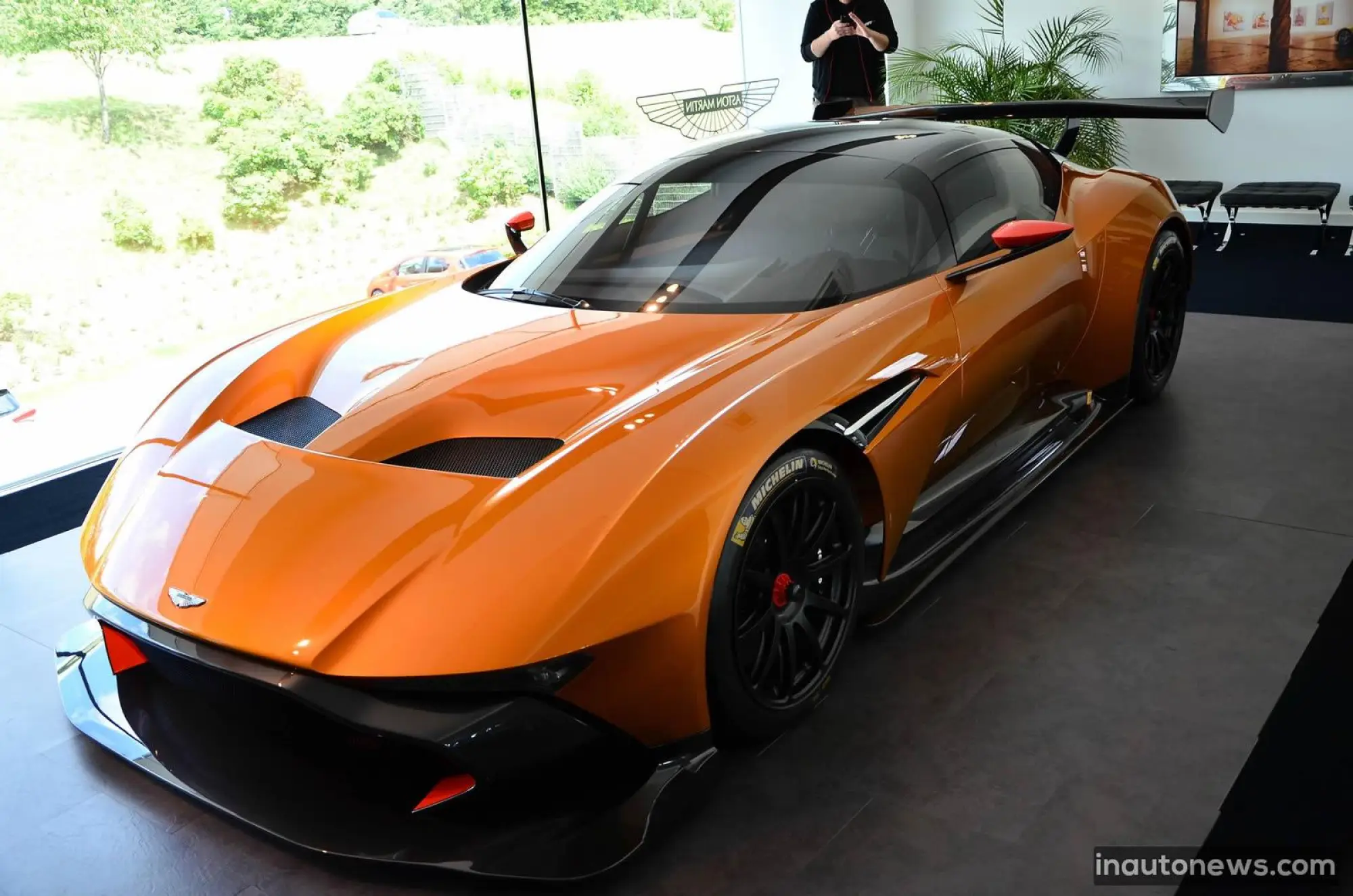 Aston Martin Vulcan arancione brillante - 2