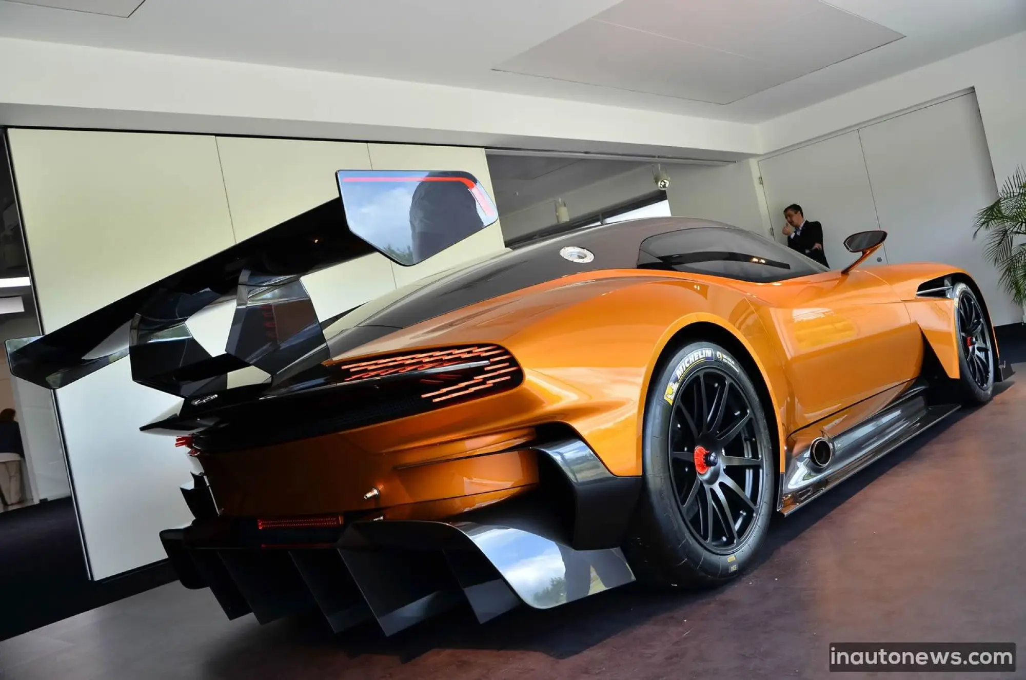 Aston Martin Vulcan arancione brillante - 1