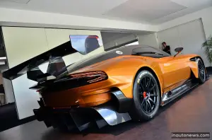 Aston Martin Vulcan arancione brillante