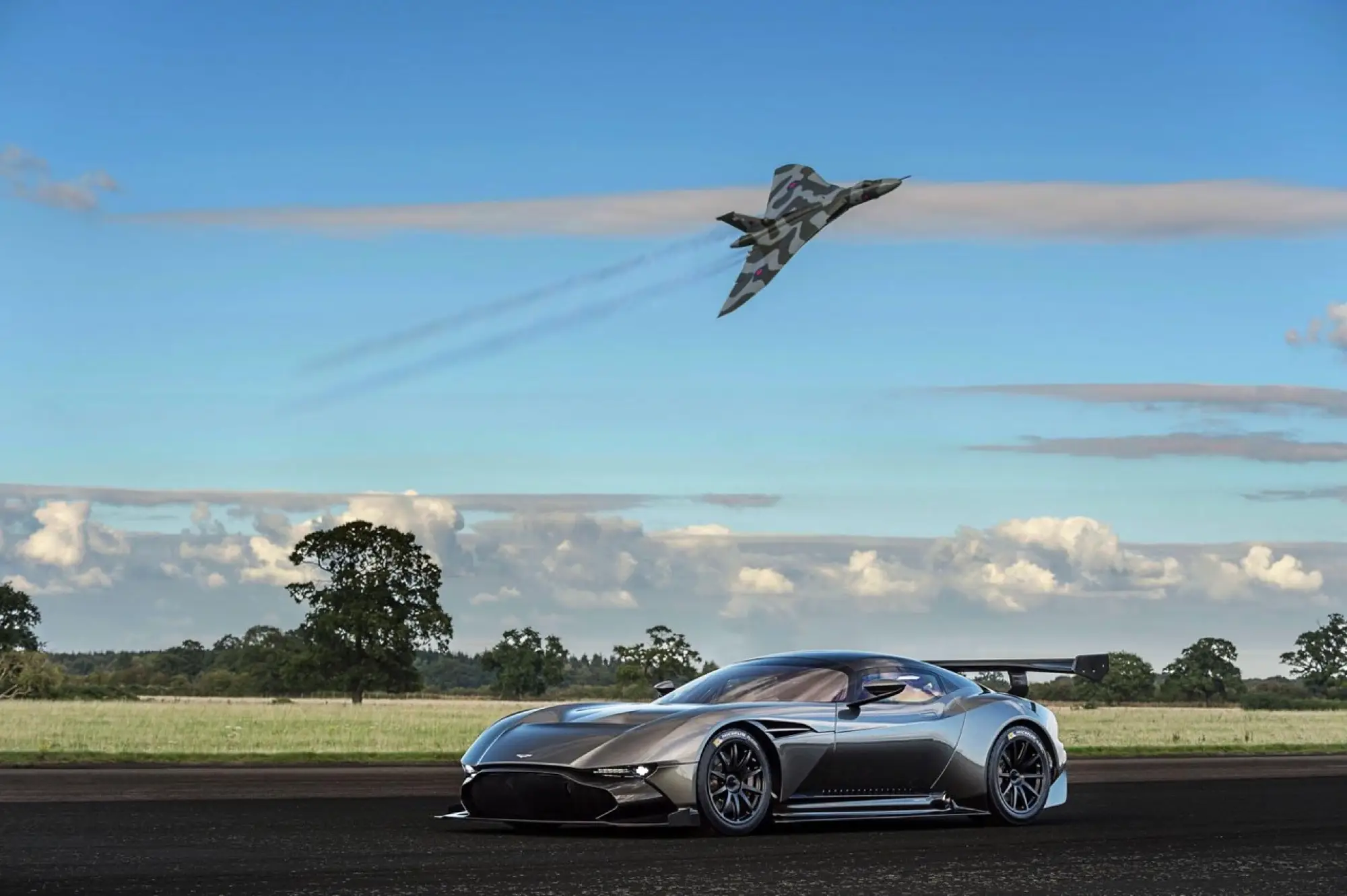 Aston Martin Vulcan e Avro Vulcan - 1