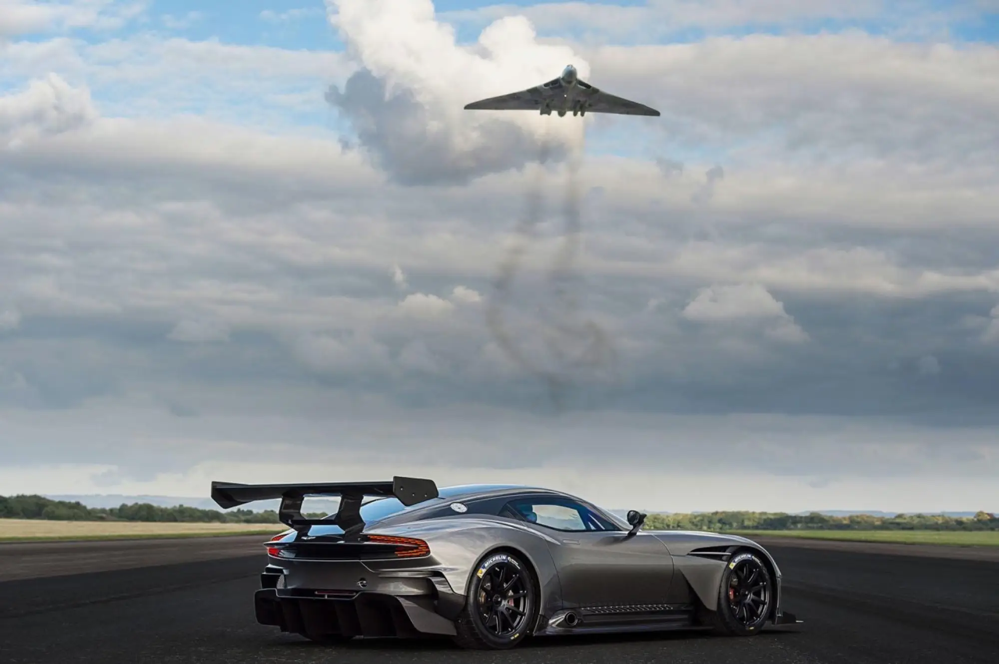 Aston Martin Vulcan e Avro Vulcan - 4