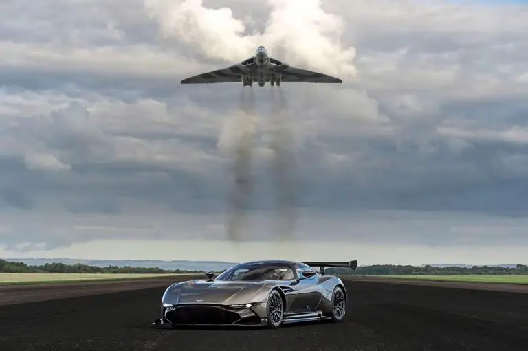 Aston Martin Vulcan e Avro Vulcan - 8