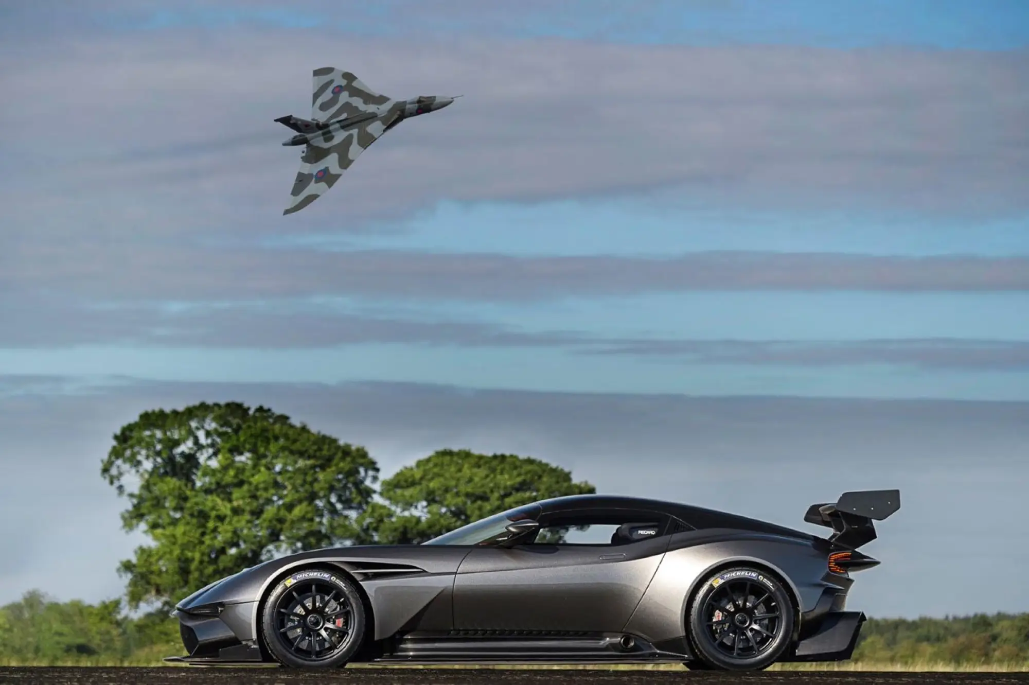 Aston Martin Vulcan e Avro Vulcan - 9