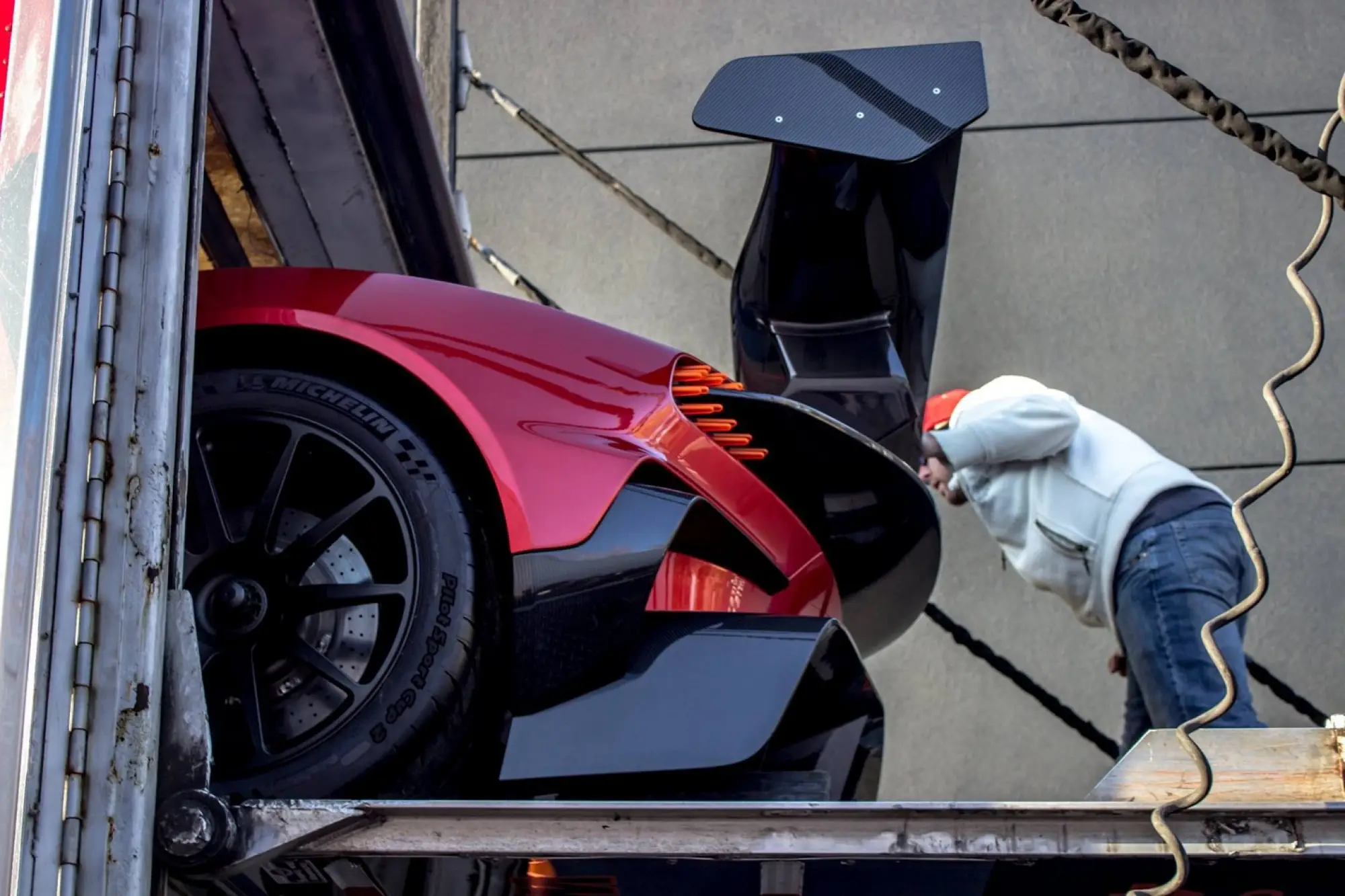 Aston Martin Vulcan rossa - 20