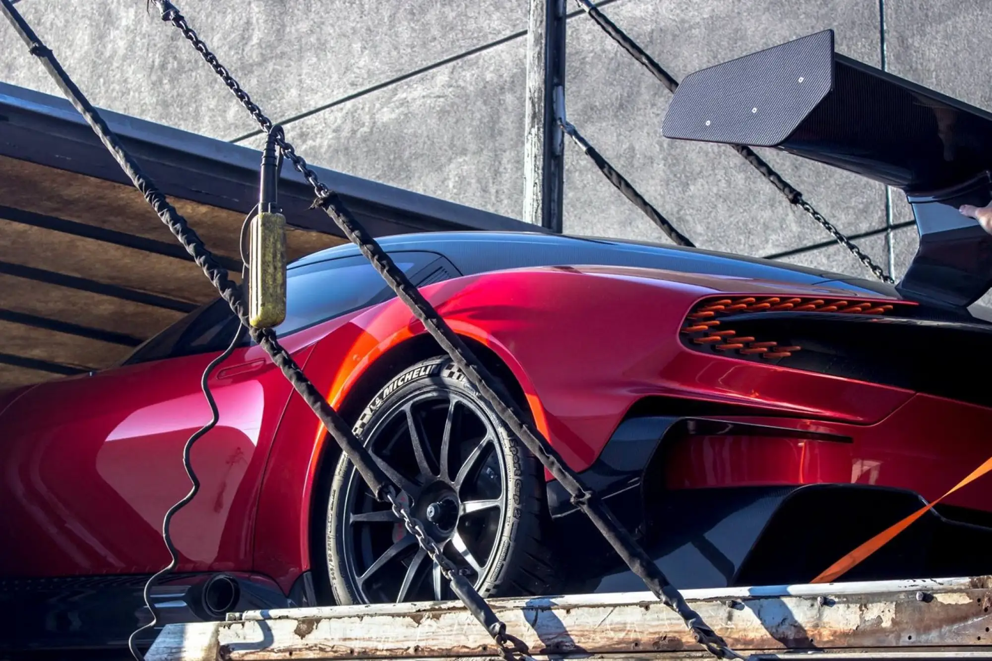 Aston Martin Vulcan rossa - 25