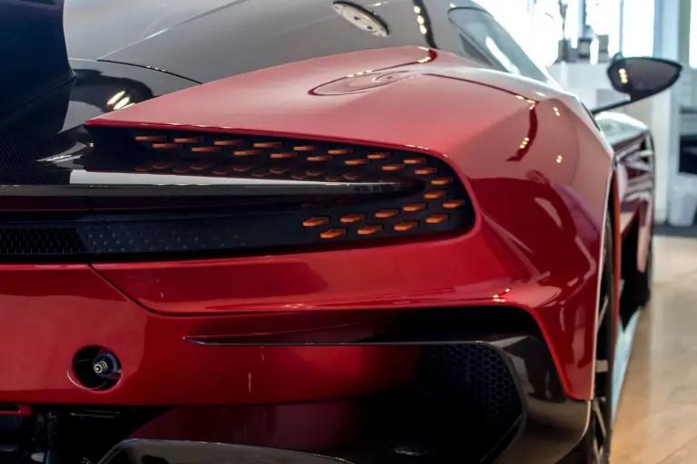 Aston Martin Vulcan rossa - 7