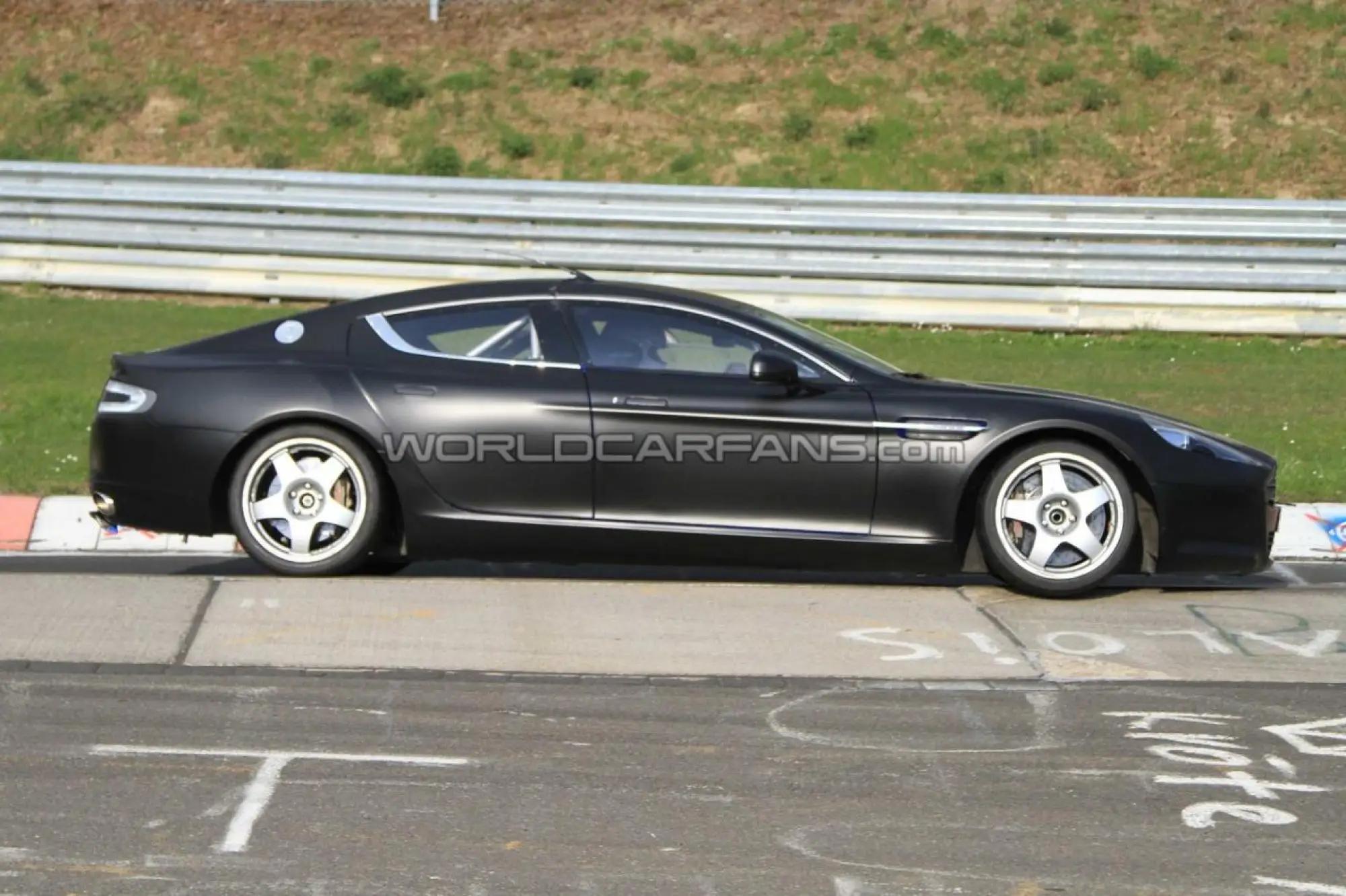 Aston Martine Rapide da corsa - foto spia 21-04-10 - 6