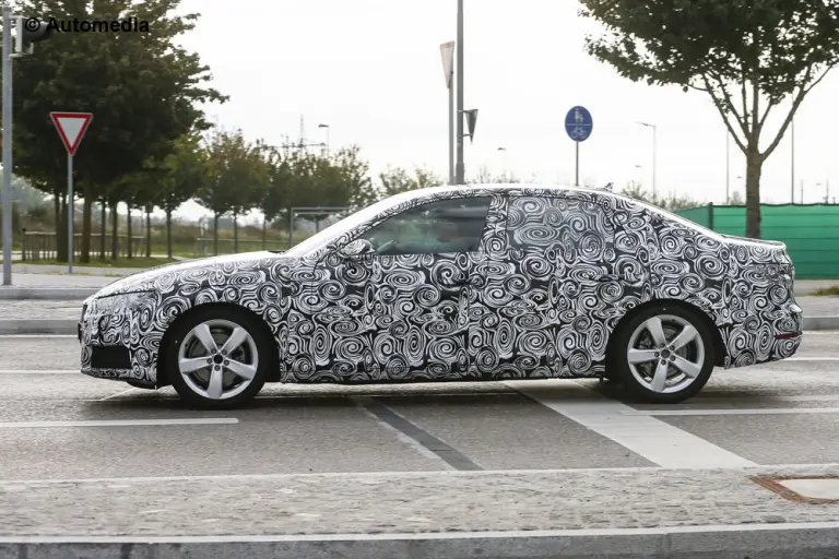 Audi A4 - foto spia esclusive (ottobre 2014) - 3