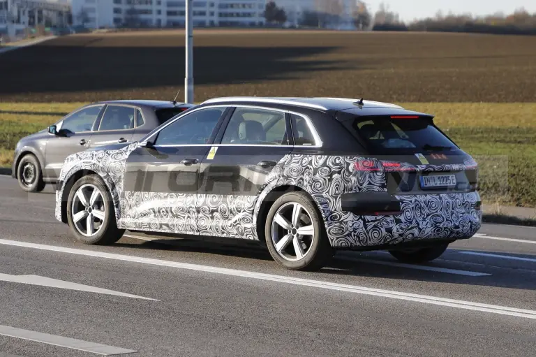 Audi e-tron 2023 - Foto Spia 24-11-2021 - 10