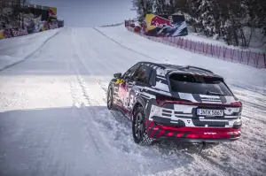 Audi e-tron sulla pista Streif di Kitzbuhel