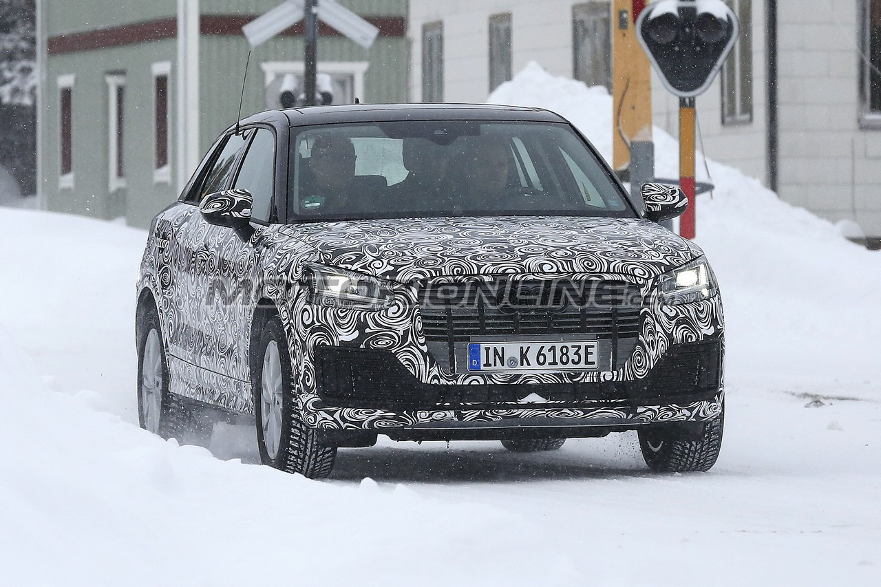 Audi Q2 e-tron foto spia 20 marzo 2019