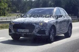 Audi Q3 foto spia 11 Agosto 2017 - 1