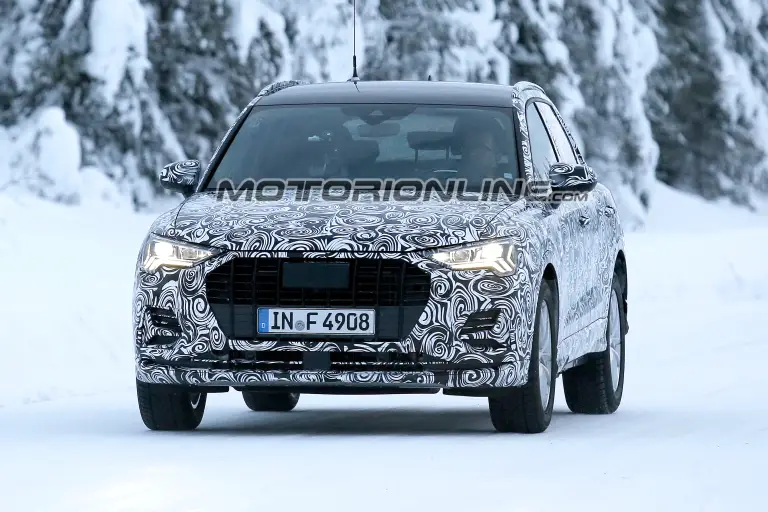 Audi Q3 foto spia 16 gennaio 2018 - 1