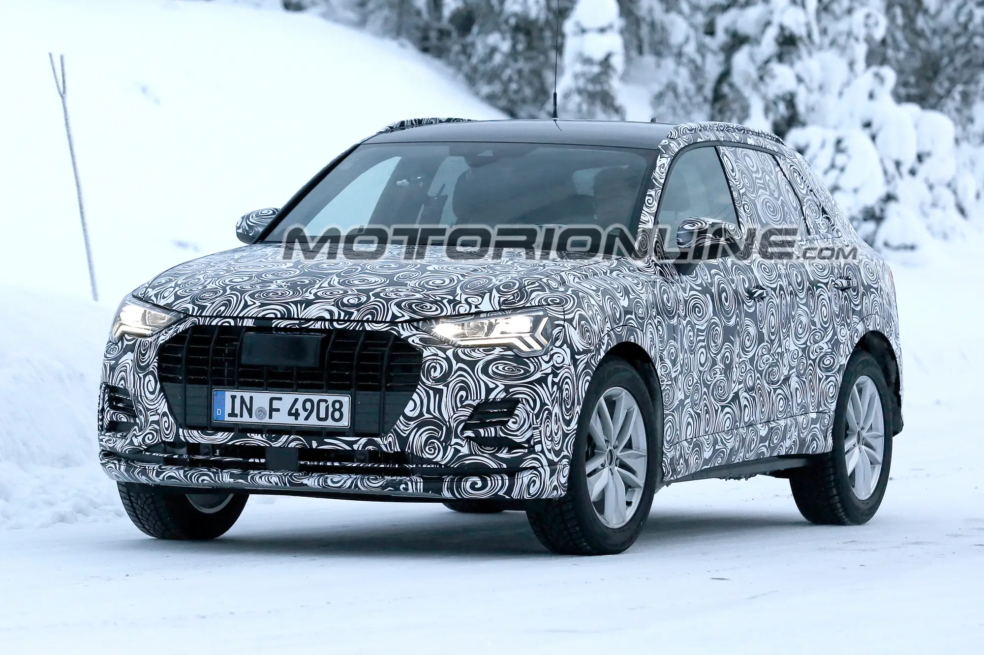 Audi Q3 foto spia 16 gennaio 2018 - 3