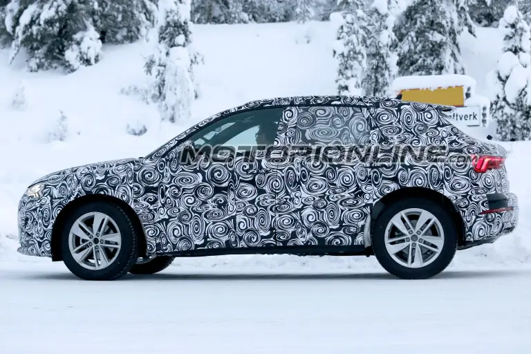 Audi Q3 foto spia 16 gennaio 2018 - 6