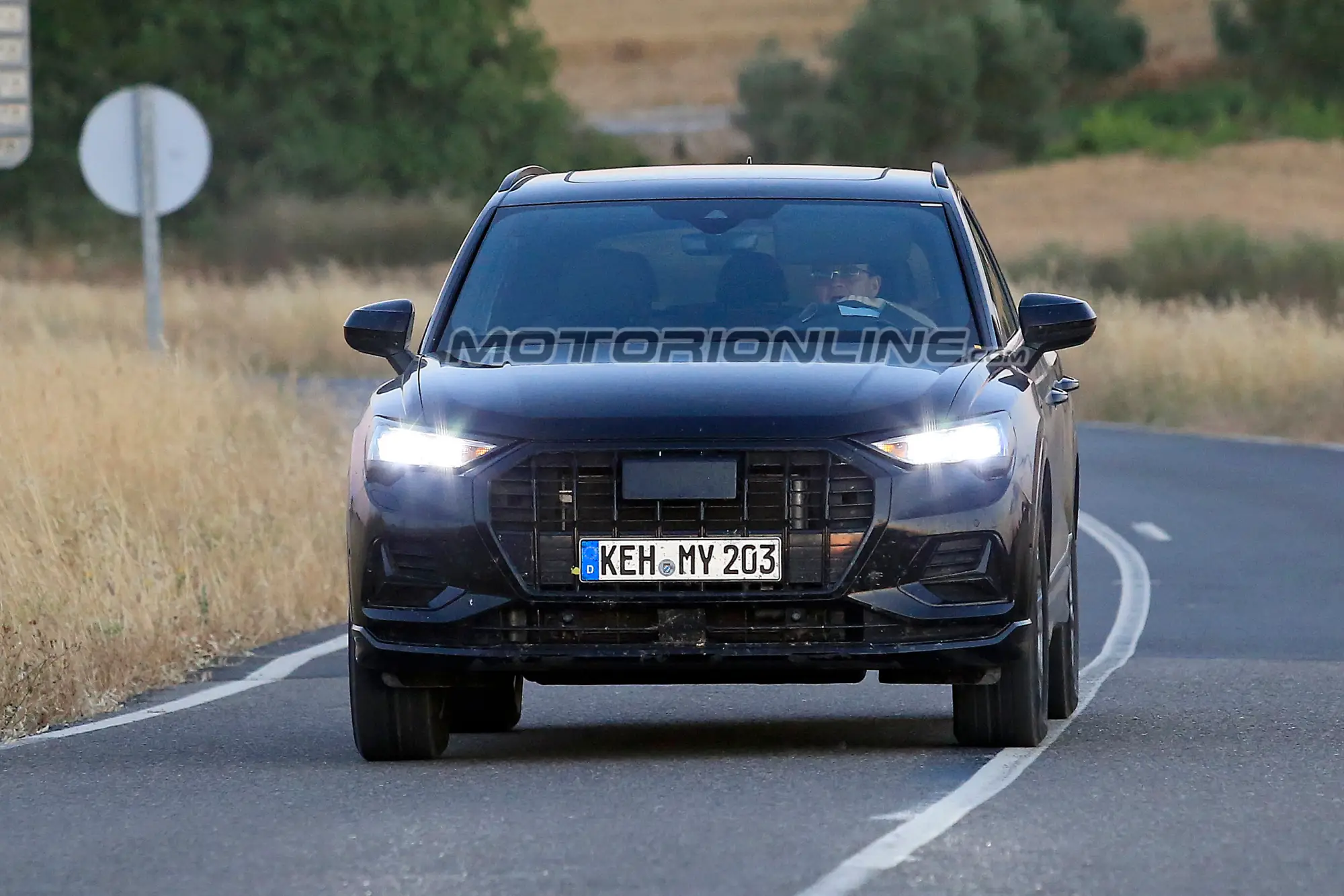 Audi Q3 foto spia 5 luglio 2018 - 1