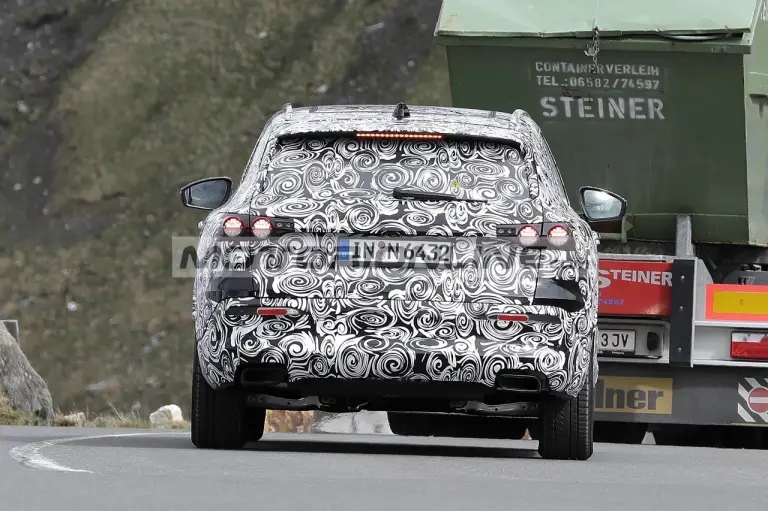 Audi Q5 - Foto spia 17-5-2022 - 12