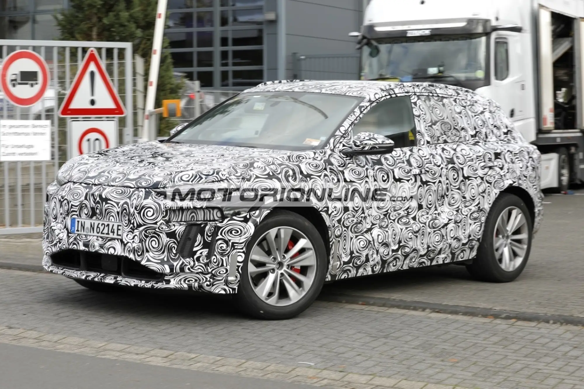 Audi Q6 e-tron RS - Foto spia 23-11-2022 - 5