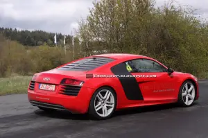Audi R8 e-tron foto spia aprile 2012