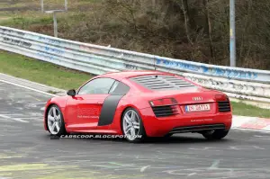 Audi R8 e-tron foto spia aprile 2012
