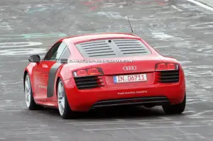 Audi R8 e-tron foto spia aprile 2012