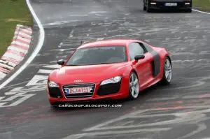Audi R8 e-tron foto spia aprile 2012