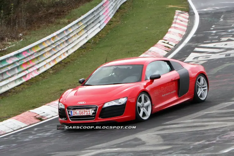 Audi R8 e-tron foto spia aprile 2012 - 8