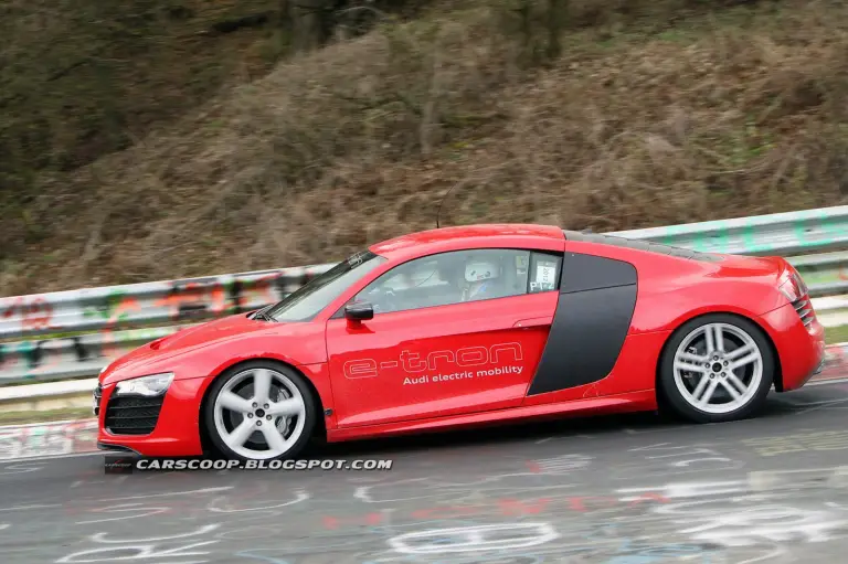 Audi R8 e-tron foto spia aprile 2012 - 10