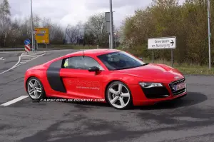 Audi R8 e-tron foto spia aprile 2012