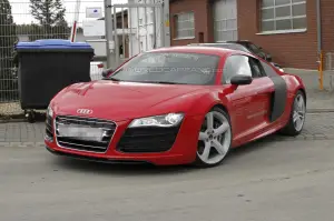 Audi R8 e-tron foto spia - 2