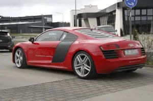 Audi R8 e-tron foto spia - 4