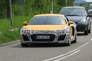 Audi R8 facelift foto spia 30-4-2018 - 1