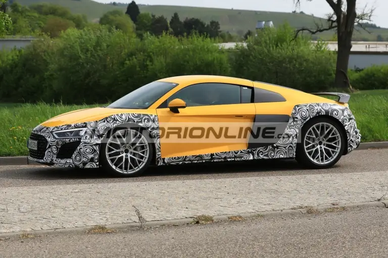 Audi R8 facelift foto spia 30-4-2018 - 6