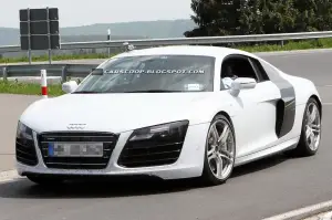 Audi R8 restyling 2013 foto spia maggio 2012 - 12